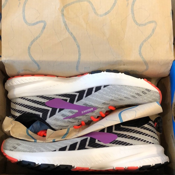 brooks running shoes size 6